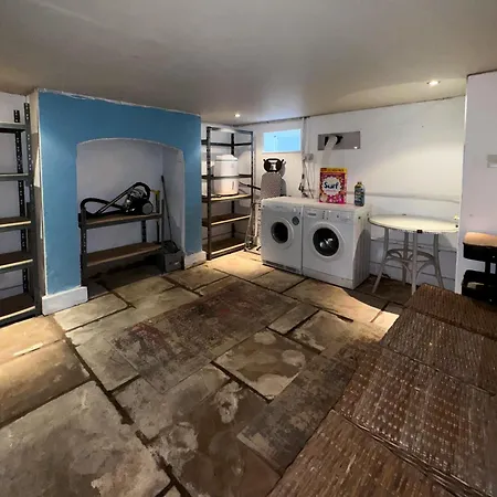 Granville 3 Bed House By Furnished - Free Parking - Perfect For Families And Contractors - Walk To Exhibition Centre *