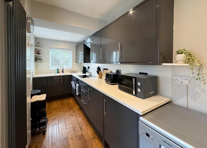 Granville 3 Bed House By Furnished - Free Parking - Perfect For Families And Contractors - Walk To Exhibition Centre