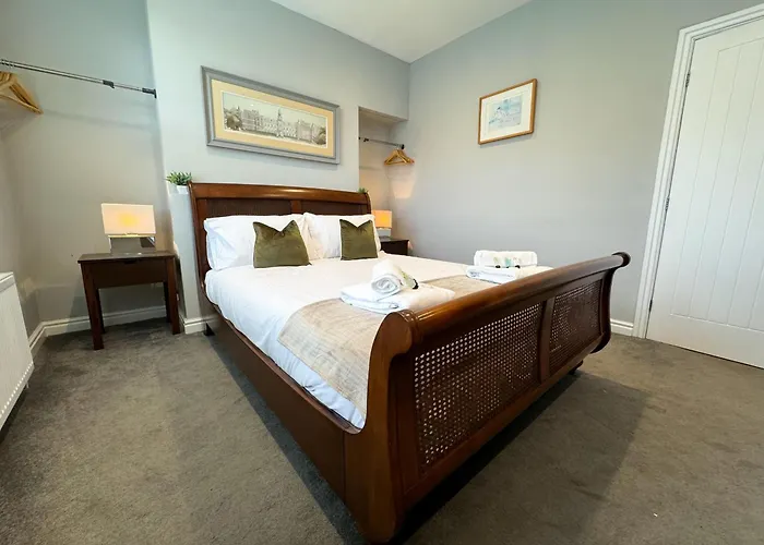 Granville 3 Bed House By Furnished - Free Parking - Perfect For Families And Contractors - Walk To Exhibition Centre Casa de Férias *