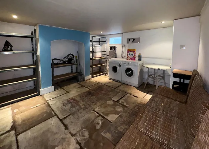 Granville 3 Bed House By Furnished - Free Parking - Perfect For Families And Contractors - Walk To Exhibition Centre *