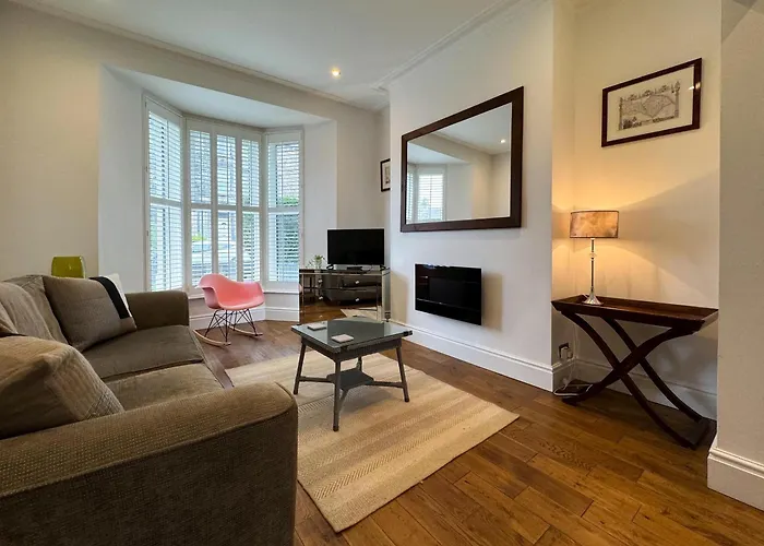 Casa de Férias Granville 3 Bed House By Furnished - Free Parking - Perfect For Families And Contractors - Walk To Exhibition Centre