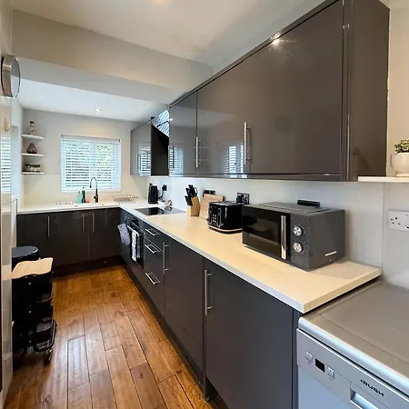 Granville 3 Bed House By Furnished - Free Parking - Perfect For Families And Contractors - Walk To Exhibition Centre