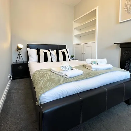 Semesterbostad Granville 3 Bed House By Furnished - Free Parking - Perfect For Families And Contractors - Walk To Exhibition Centre