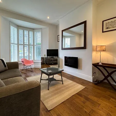 Semesterbostad Granville 3 Bed House By Furnished - Free Parking - Perfect For Families And Contractors - Walk To Exhibition Centre